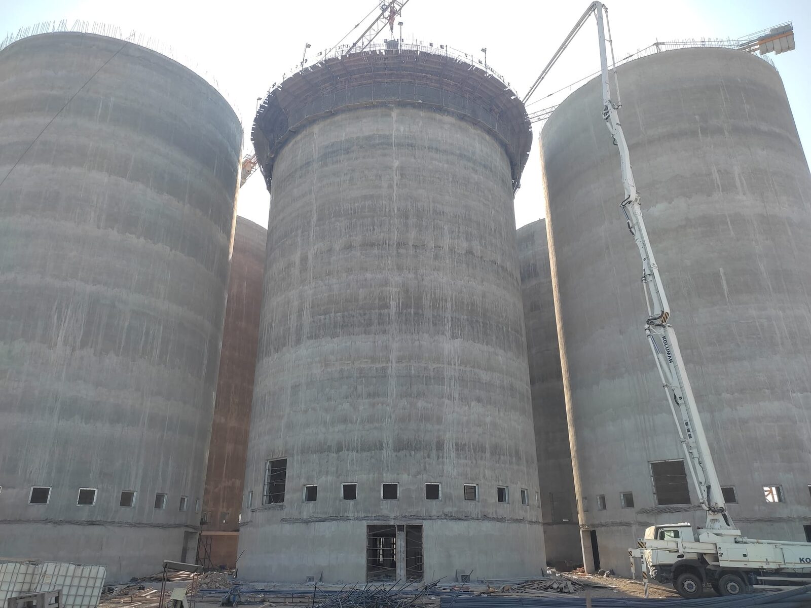 Abalıoğlu – Aliağa Reinforced Concrete Silos – silos construction site in İzmir (Aliağa), Türkiye (photo 2)