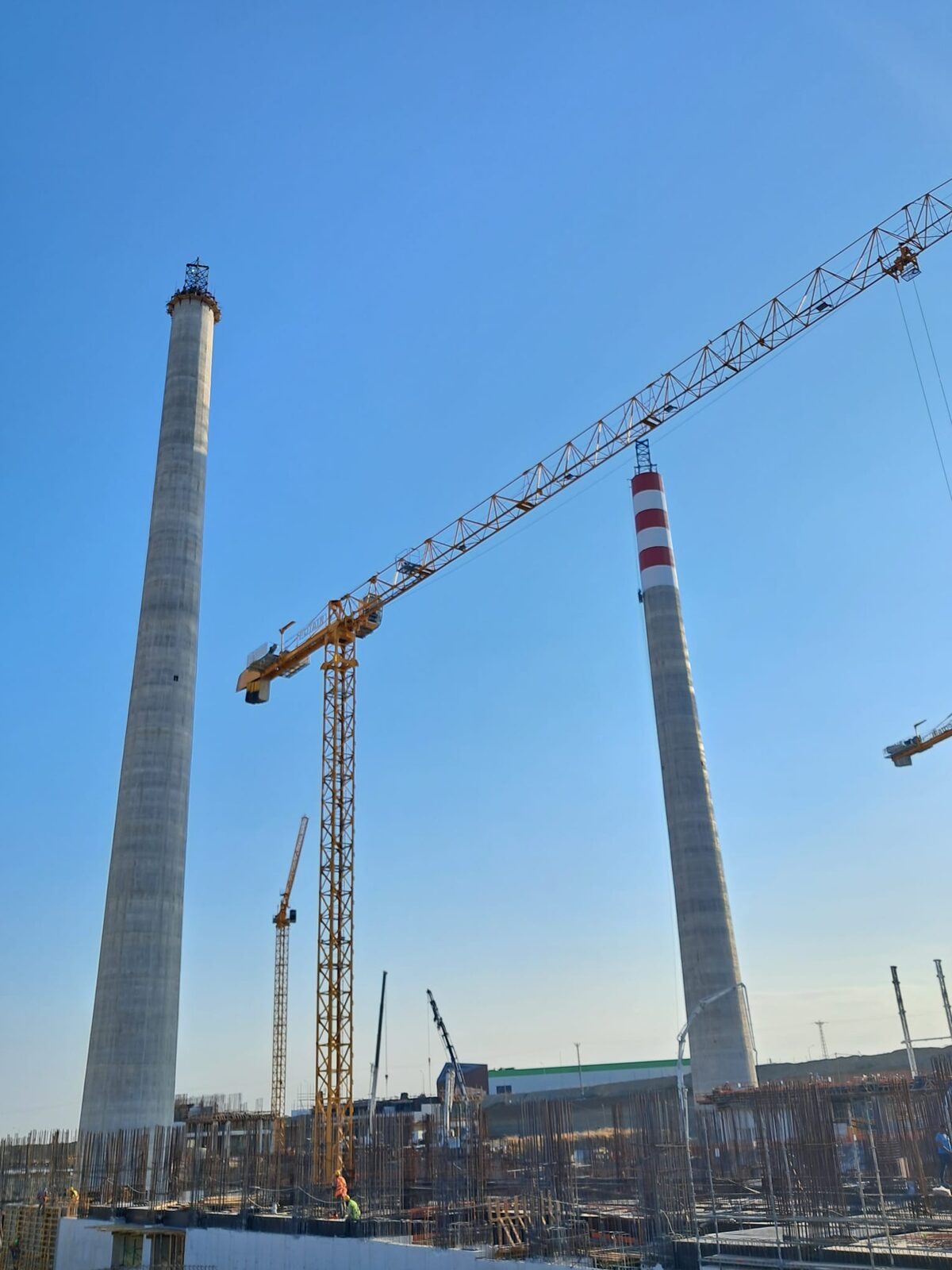 Şişecam – Mersin Factory TR9 Float Glass & TM Patterned Glass Chimneys – chimneys construction site in Mersin, Türkiye (photo 2)
