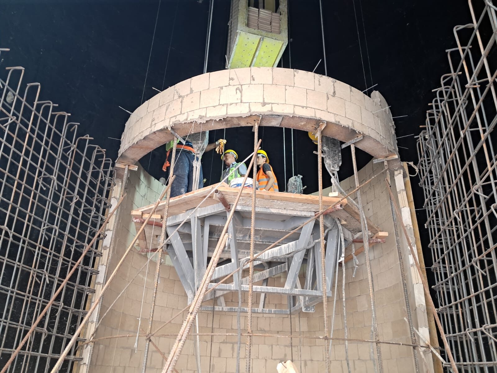 Şişecam – Mersin Factory TR9 Float Glass & TM Patterned Glass Chimneys – chimneys construction site in Mersin, Türkiye (photo 6)