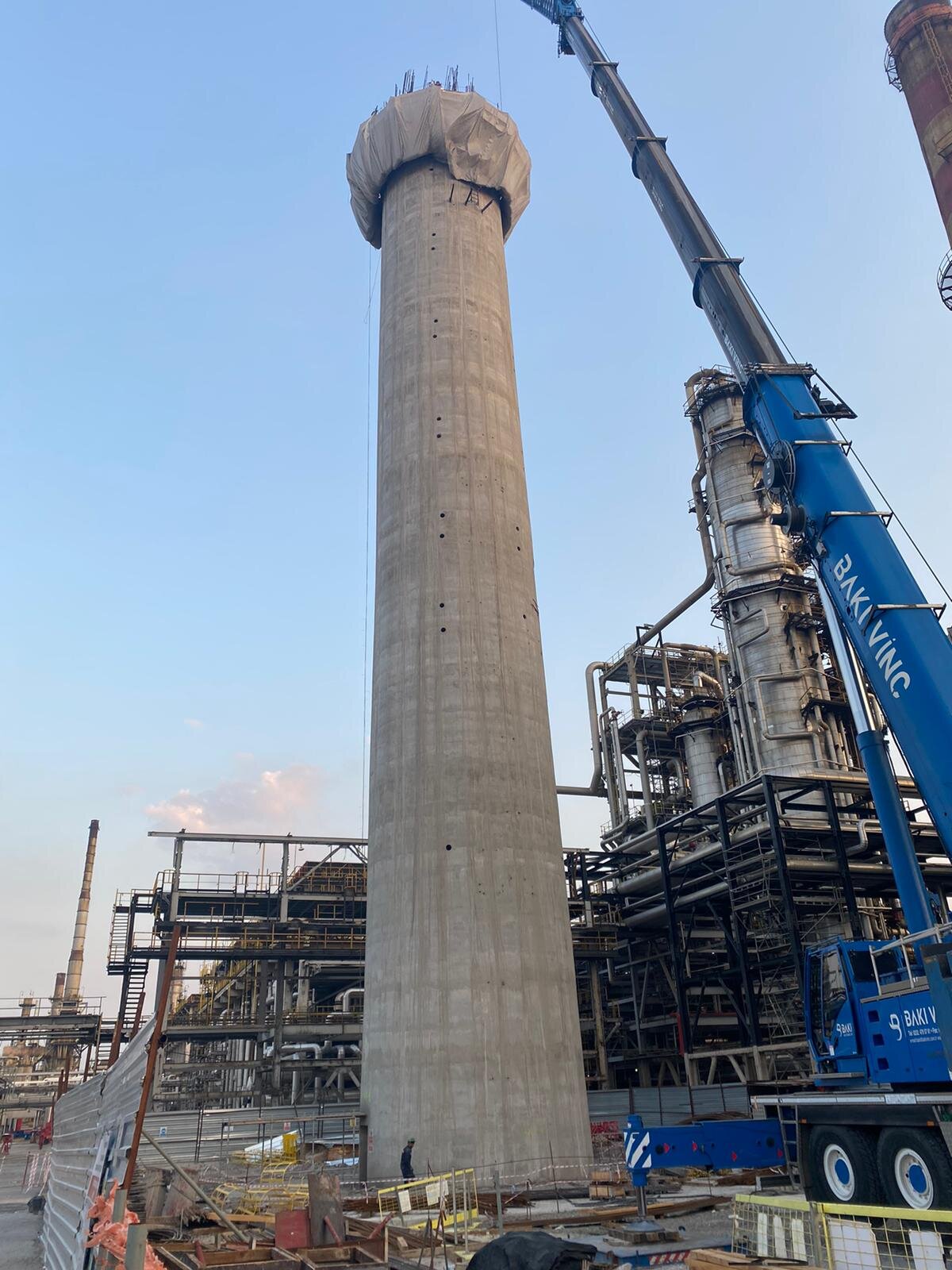 Tüpraş İzmir Refinery – Reinforced Concrete Chimney – chimneys construction site in İzmir, Türkiye (photo 2)