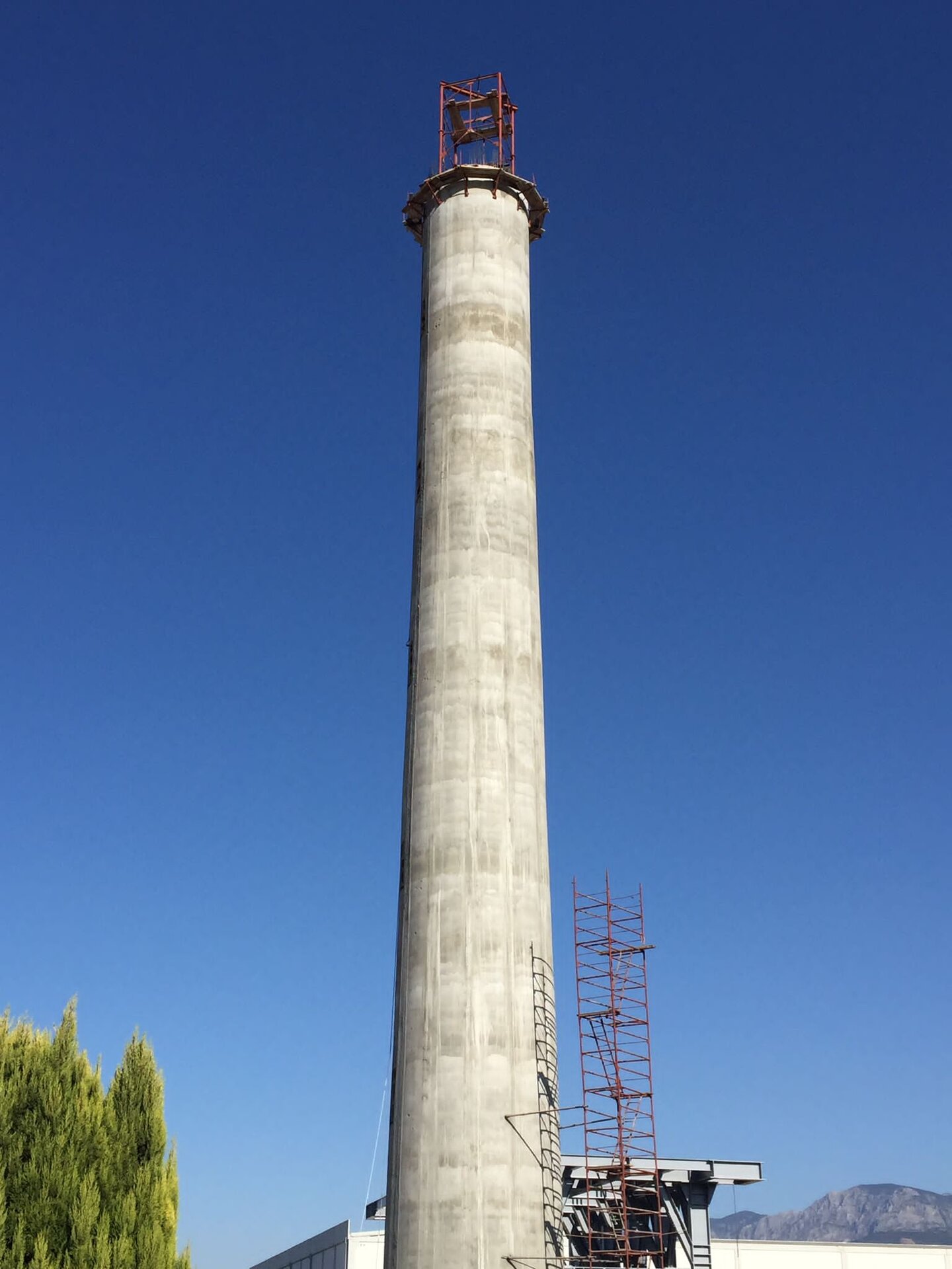 Yorglass – Manisa OSB Reinforced Concrete Chimney – chimneys construction site in Manisa, Türkiye (photo 2)